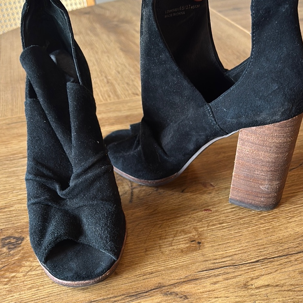 Suede Women's Heeled Boots / Chinese Laundry
